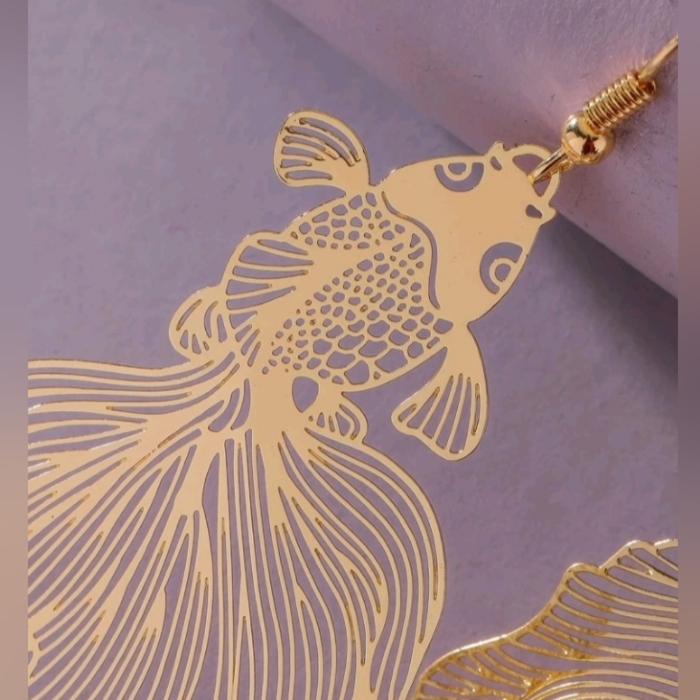 Gold fish Earrings - Picture 7 of 7